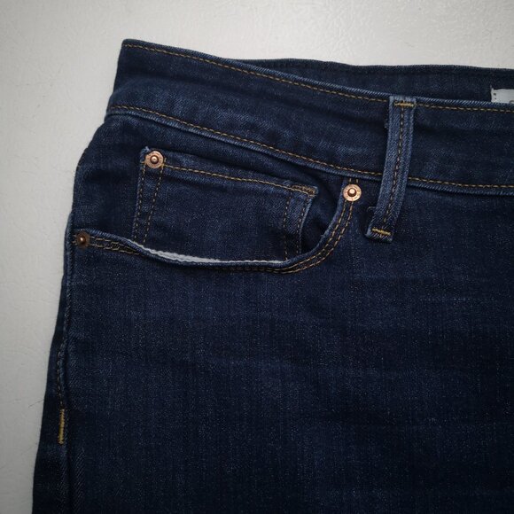 Signature Levi's Ladies Size 12M Medium Wash Mid Rise Straight Leg Jeans - Picture 6 of 14